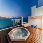 Rooftop Private Jacuzzi in beach front penthouse